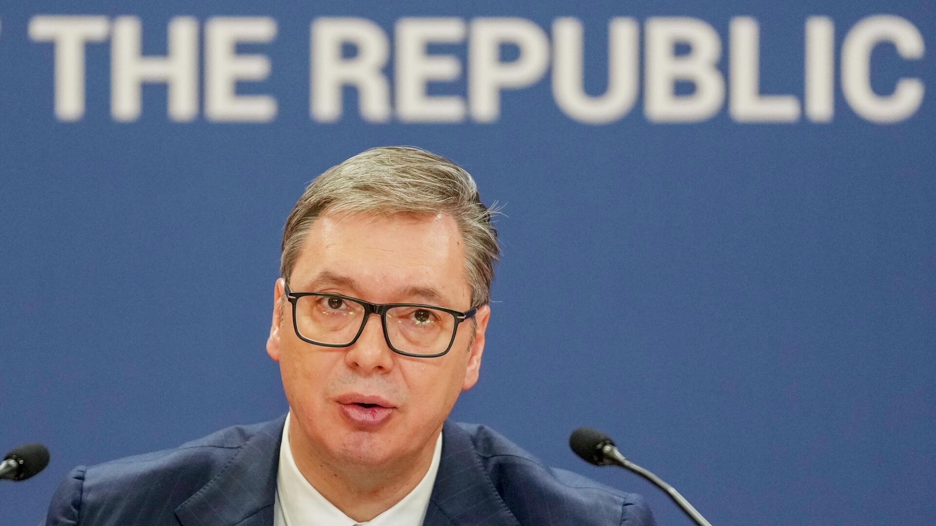 В Сербии проходит время безумия, заявил Вучич